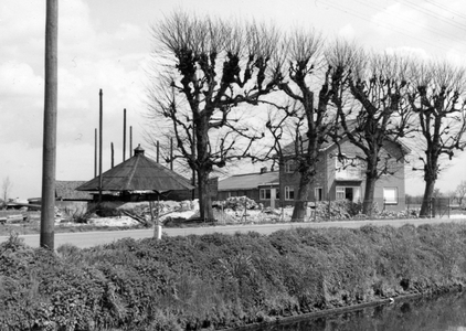 841066 Gezicht op de boerderij Provincialeweg 22 te Schalkwijk (gemeente Houten).